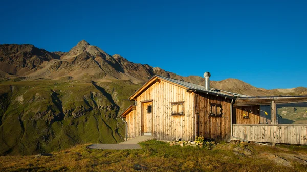 Schuilplaats op de Alpen — Stockfoto
