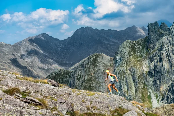 Kvinnan skyrunner — Stockfoto