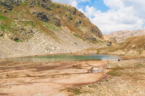 Krajina alpské jezero s zamračená obloha — Stock fotografie