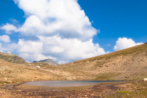 Landscape of an alpine lake with cloudy sky — Stock Photo, Image