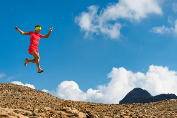 Девушка-спортсмен прыгает во время бега — стоковое фото