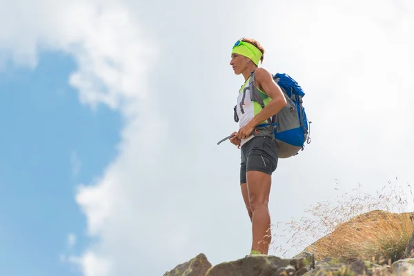 女性ハイカーが山で停止します。 — ストック写真