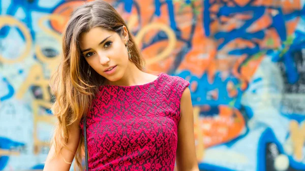 아름 다운 청소년 어른, 다채로운 벽화 앞 — 스톡 사진