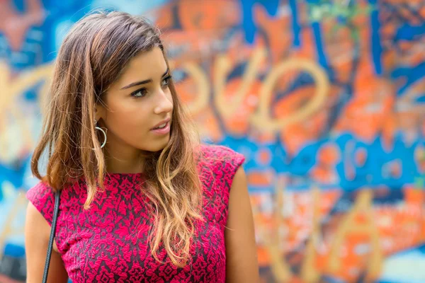 Adolescentes menina, bonita em um retrato na frente de um m colorido — Fotografia de Stock