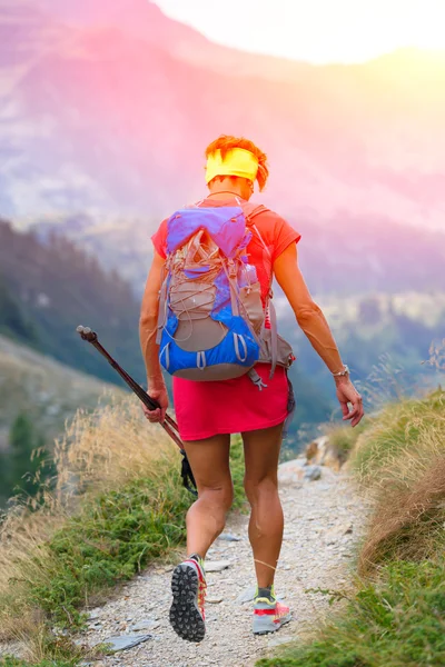 Vrouw is wandelen in het bergpad — Stockfoto