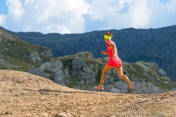 В горах бегает спортсменка — стоковое фото