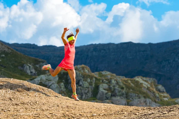 Meisje skyrunner treinen afdaling — Stockfoto