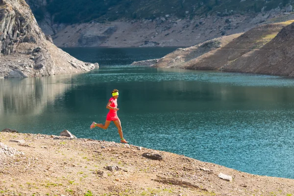 Running in the great outdoors mountain among the alpine lakes — Stock Photo, Image