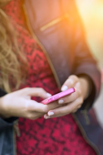 Detail der Hände eines Mädchens, das am Telefon schreibt — Stockfoto