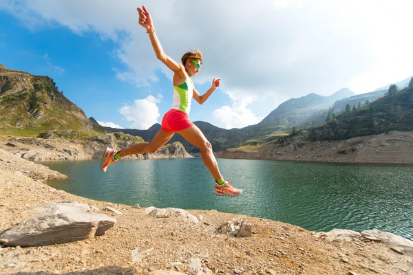 Springen terwijl het runnen van trail — Stockfoto