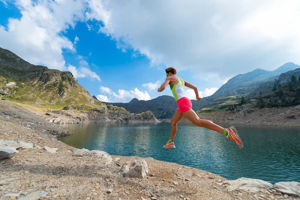 Berg Running meisje — Stockfoto