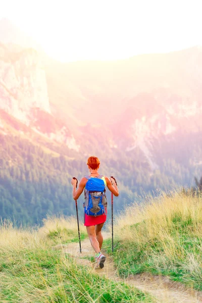 Mujer excursionista en trekking de montaña — Foto de Stock