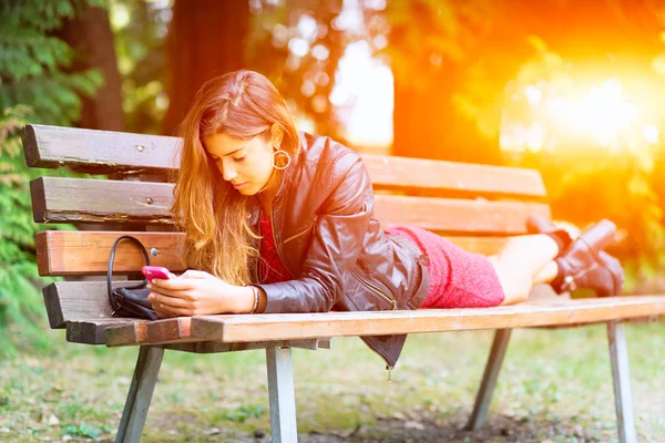 Mädchen tippt auf ihrem Handy — Stockfoto