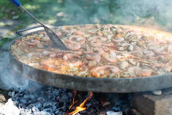 Preparación de paella en sartén grande —  Fotos de Stock