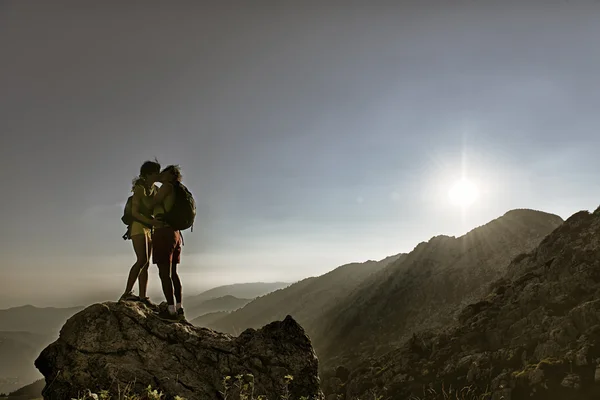 Alpinisti bacio vetta — Foto Stock