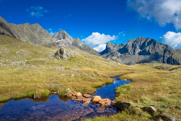 在一条小山涧河流岩石的桥梁 — 图库照片