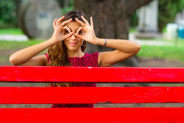 Mädchen hält seine Augen mit Daumen und Zeigefinger — Stockfoto