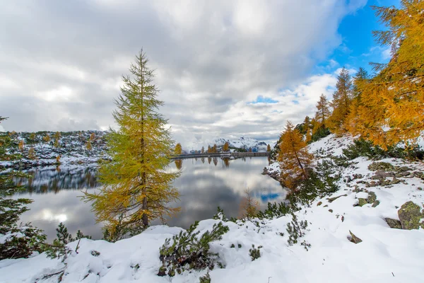 Alpské jezero na podzim s prvním sněhem — Stock fotografie