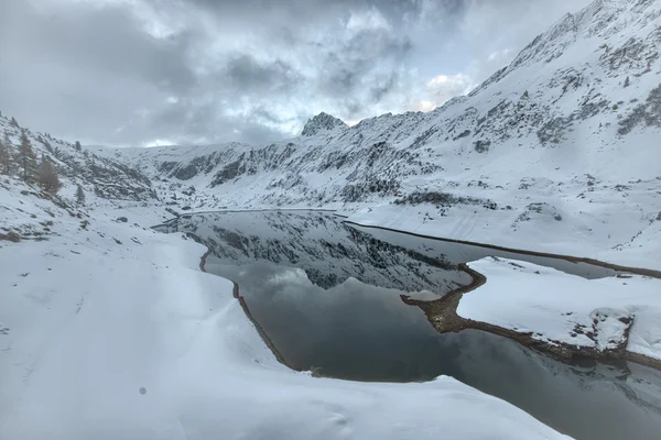 Hochgebirgssee mit dem ersten Schnee — Stockfoto