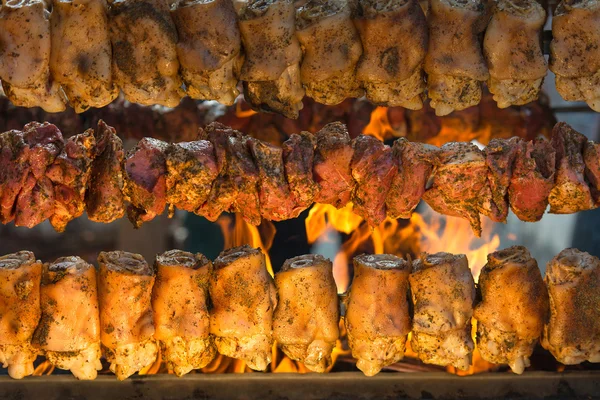 Muchos pollos en una saliva sobre un fuego en fila —  Fotos de Stock