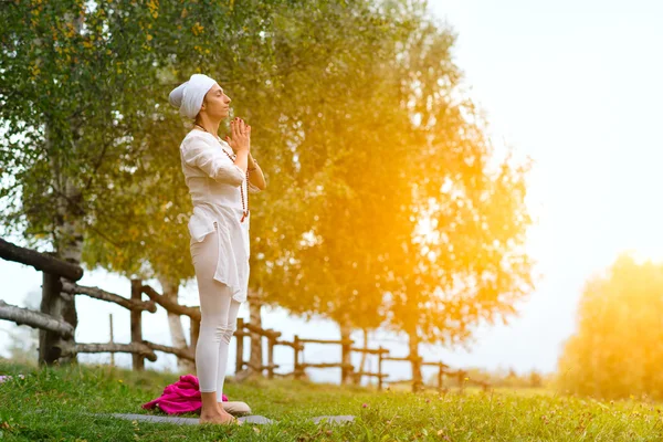 Doğada pratik yoga — Stok fotoğraf