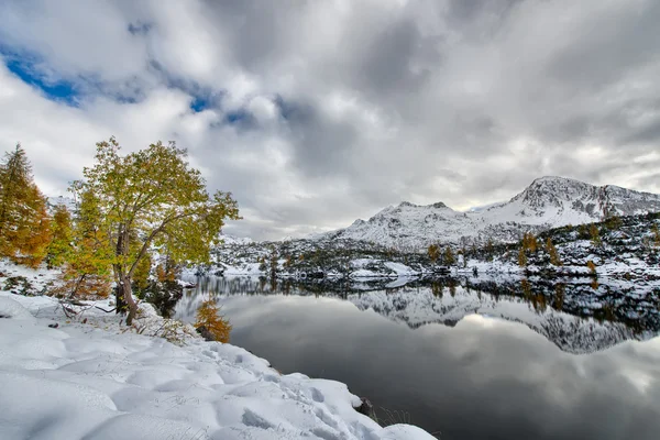 Montañas reflejadas en el lago — Foto de Stock