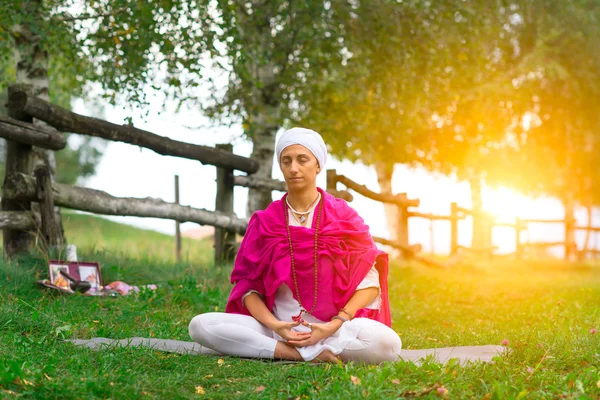 Yoga pose in nature i — Stock Photo, Image