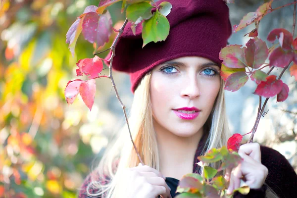 Blond flicka med blå ögon — Stockfoto