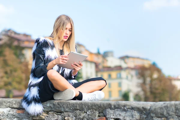 Mädchen mit Tablet — Stockfoto