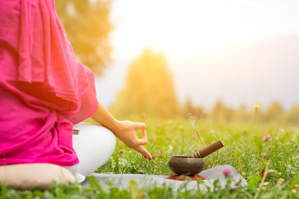 Posición de yoga con campana tibetana — Foto de Stock