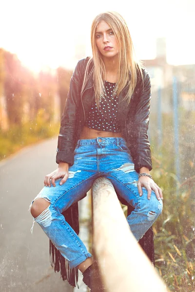 Menina sentada na cerca de fotografia estilo vintage — Fotografia de Stock