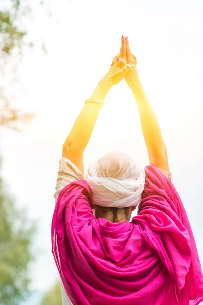 Position de yoga au soleil — Photo