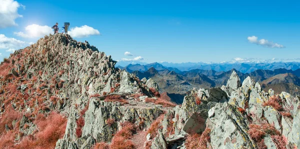 Jonge man op de top van de berg in de herfst seizoen — Stockfoto