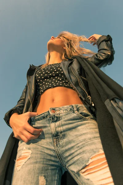Ragazza bionda in jeans — Foto Stock