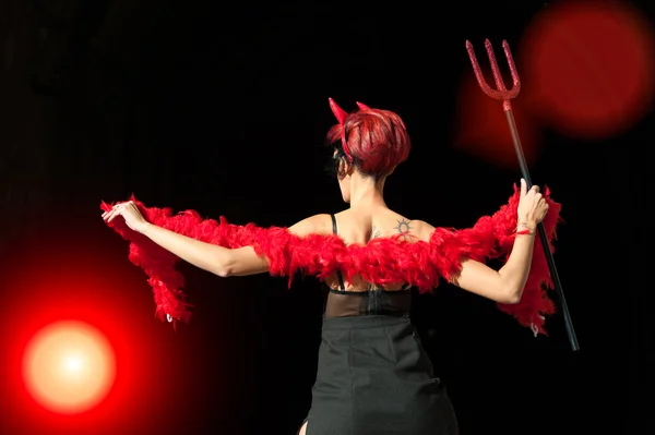 Uma mulher vestida de diabo com chifres e forquilha — Fotografia de Stock