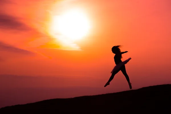 Ballerina in silhouette in a red sunset — Stock Photo, Image