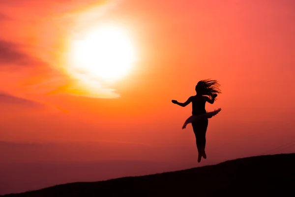 Ballerina in silhouette in a red sunset — Stock Photo, Image