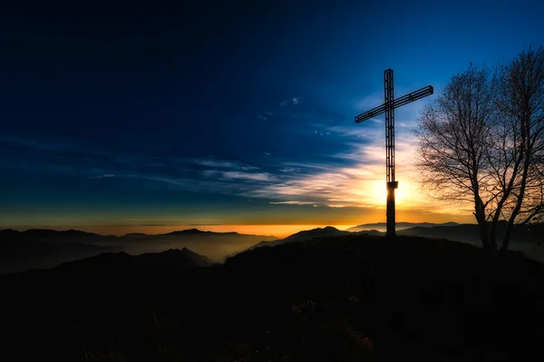 サミットが夕日で山を越す — ストック写真