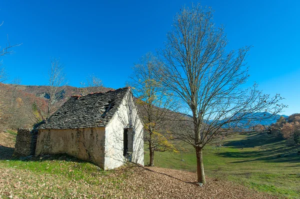 Ermita en un prado — Foto de Stock