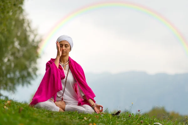 Pratik Yoga çayırda kız — Stok fotoğraf