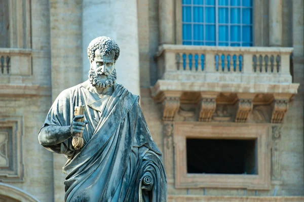 Large statue of St. Peter — Stockfoto