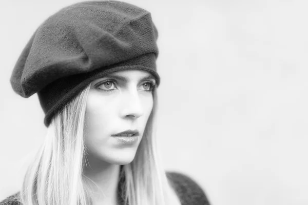 Retrato en blanco y negro de una buena joven — Foto de Stock