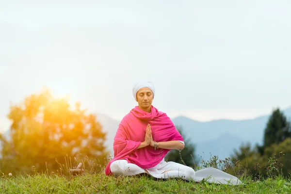 Yoga kadın üzerinde yeşil park — Stok fotoğraf