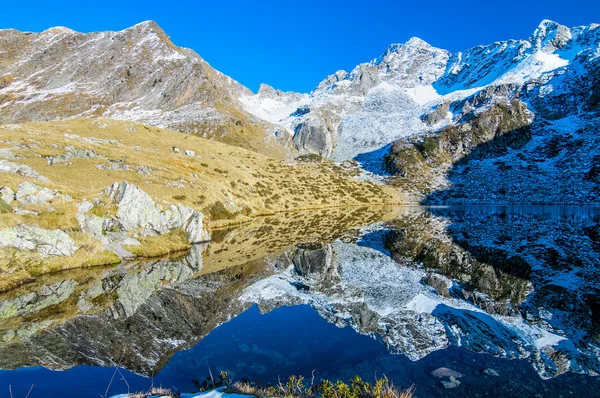 Alpine landschap met meer — Stockfoto