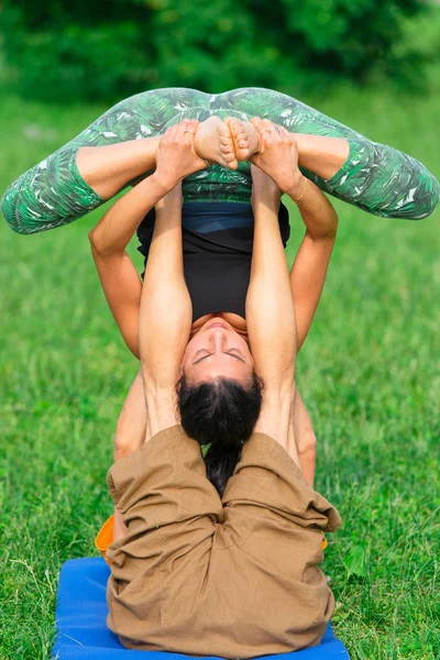 Acro yoga alla pari — Foto Stock