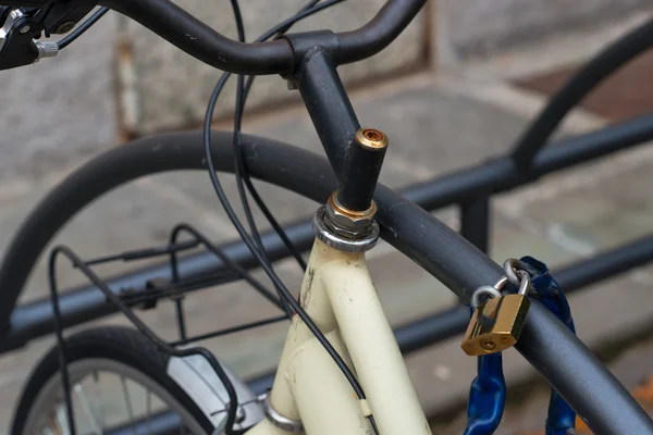 Bicicleta atada por candado —  Fotos de Stock