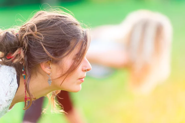 Meninas fazem ginástica no parque — Fotografia de Stock