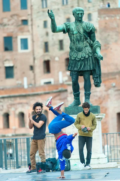 ROME, ITALY - NOVEMBER 22, 2015: Boys practice street dance unde — Stock Photo, Image