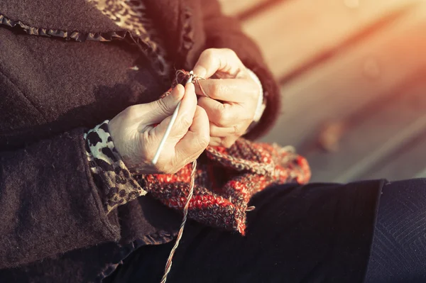 Руки пожилого человека вязали вязанием — стоковое фото