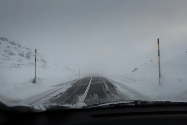 Guida auto strada di montagna con tempesta di neve — Foto Stock